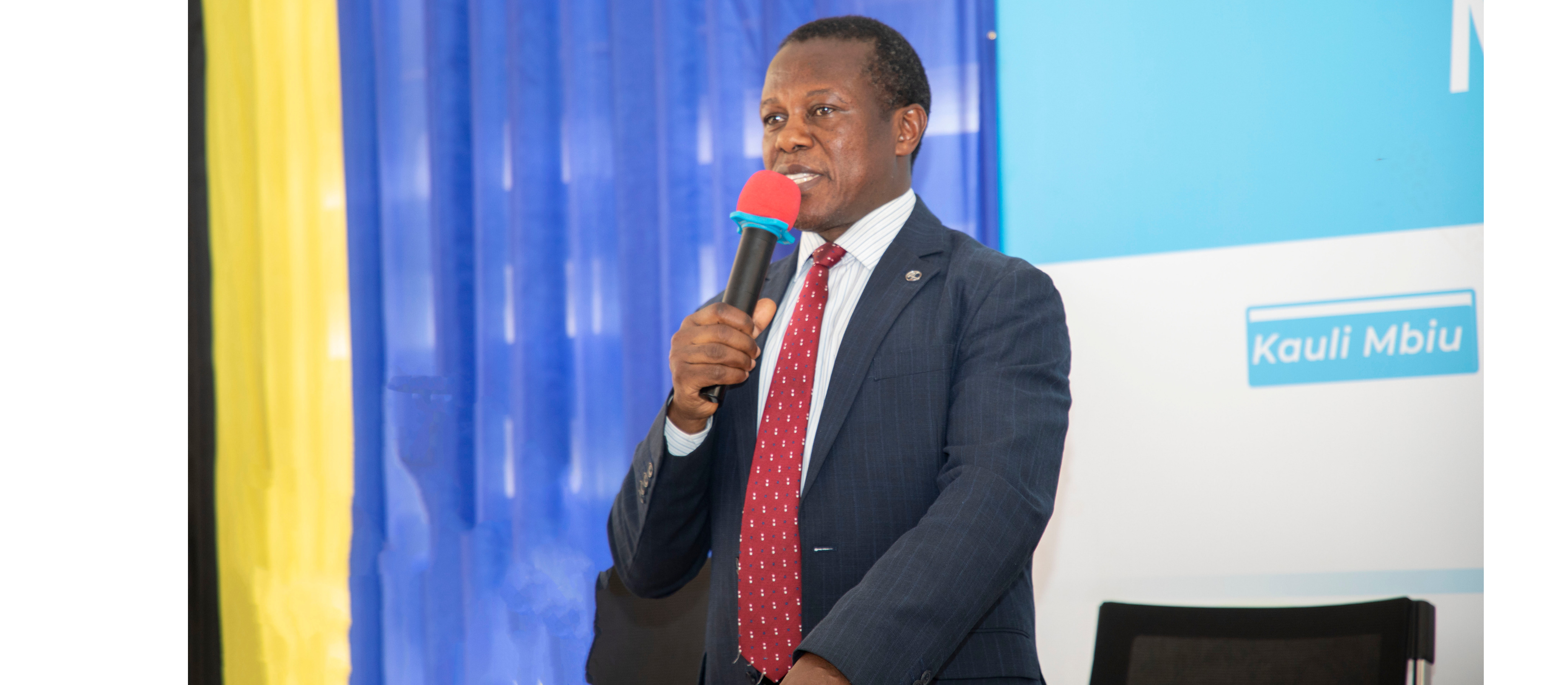 Mkuu wa TEWW, Prof. Philipo Sanga, akieleza shughuli za Taasisi ya Elimu ya Watu Wazima na mkakati wa kitaifa wa kisomo kabla ya kumkaribisha mgeni ra...