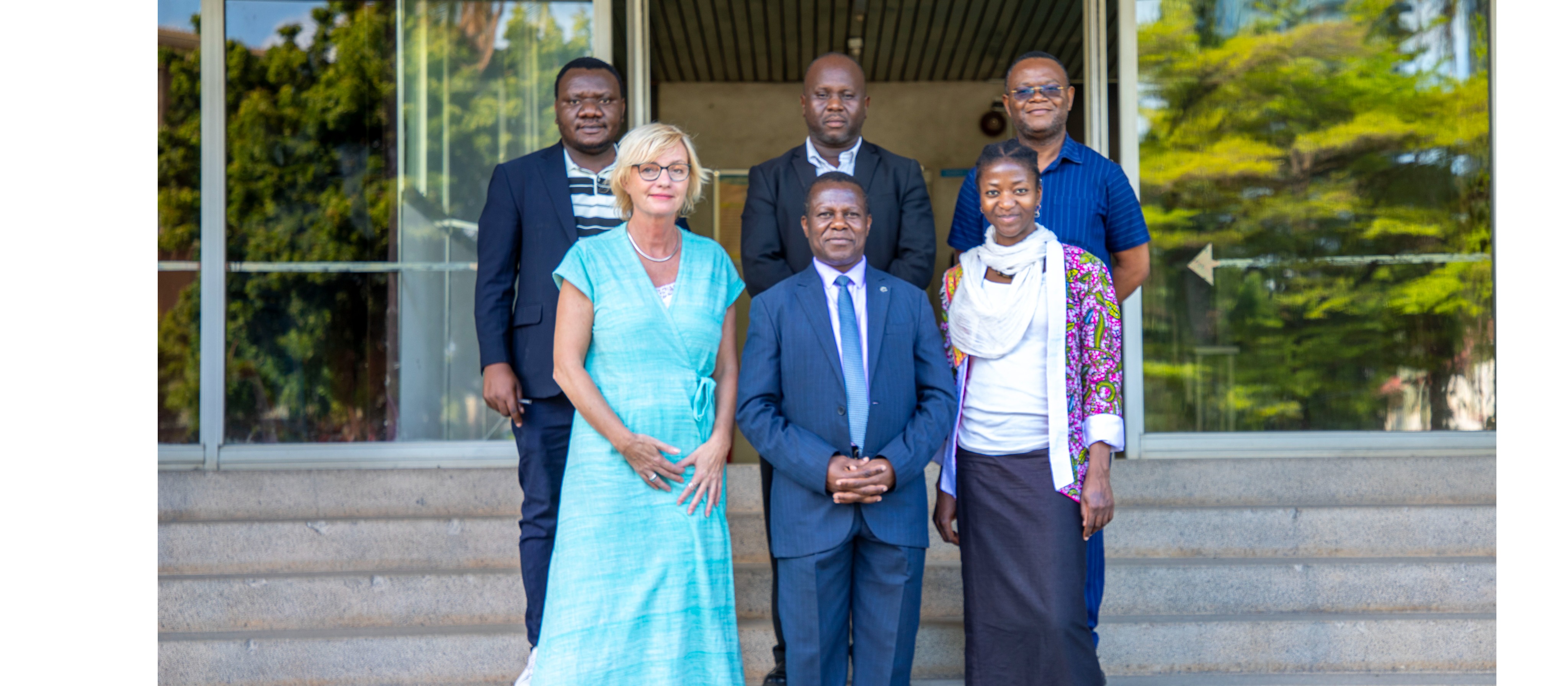 Mkuu wa Taasisi ya Elimu ya Watu Wazima (TEWW), Prof. Philipo Sanga (katikati), akiwa katika picha ya pamoja na Mkurugenzi wa DVV International Kanda...