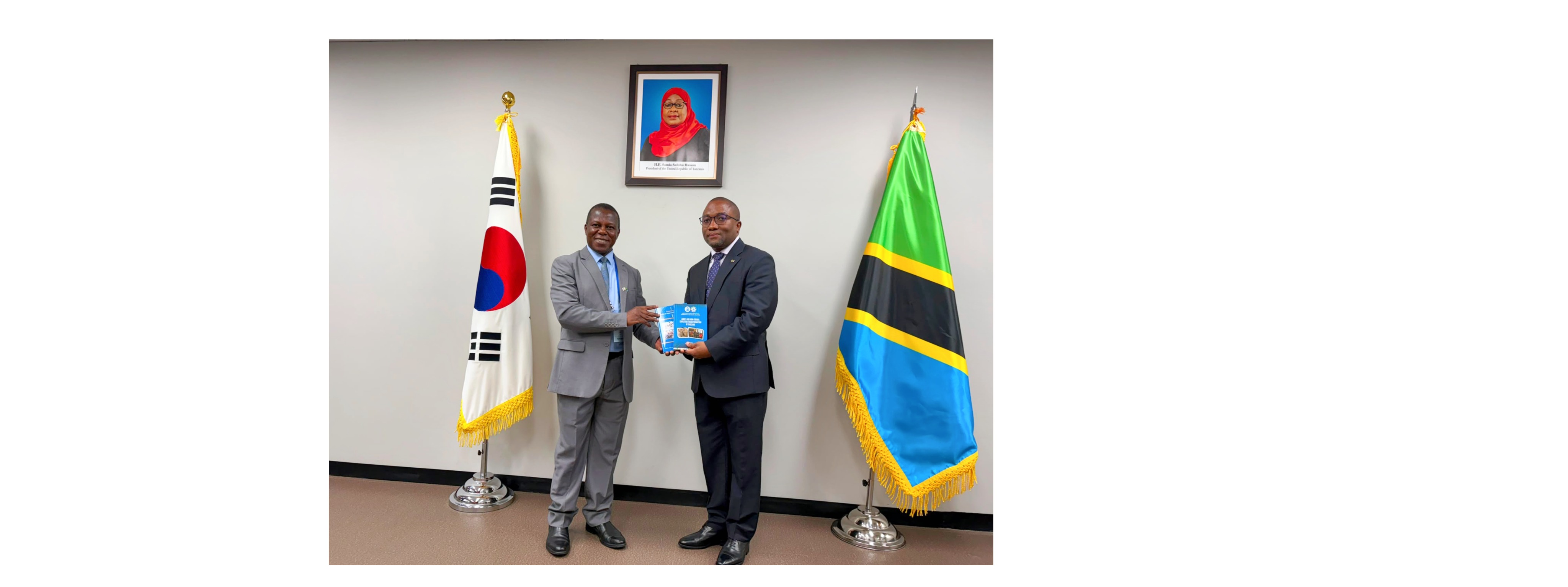 Mkuu wa Taasisi ya Elimu ya Watu Wazima (TEWW), Prof. Philipo Sanga (kushoto), akiwa katika picha ya pamoja na Balozi wa Tanzania nchini Korea Kusini,...
