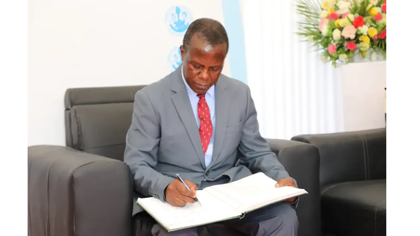 Mkuu wa Taasisi ya Elimu ya Watu Wazima (TEWW), Prof. Philipo Sanga, ametembelea banda la TEWW katik...